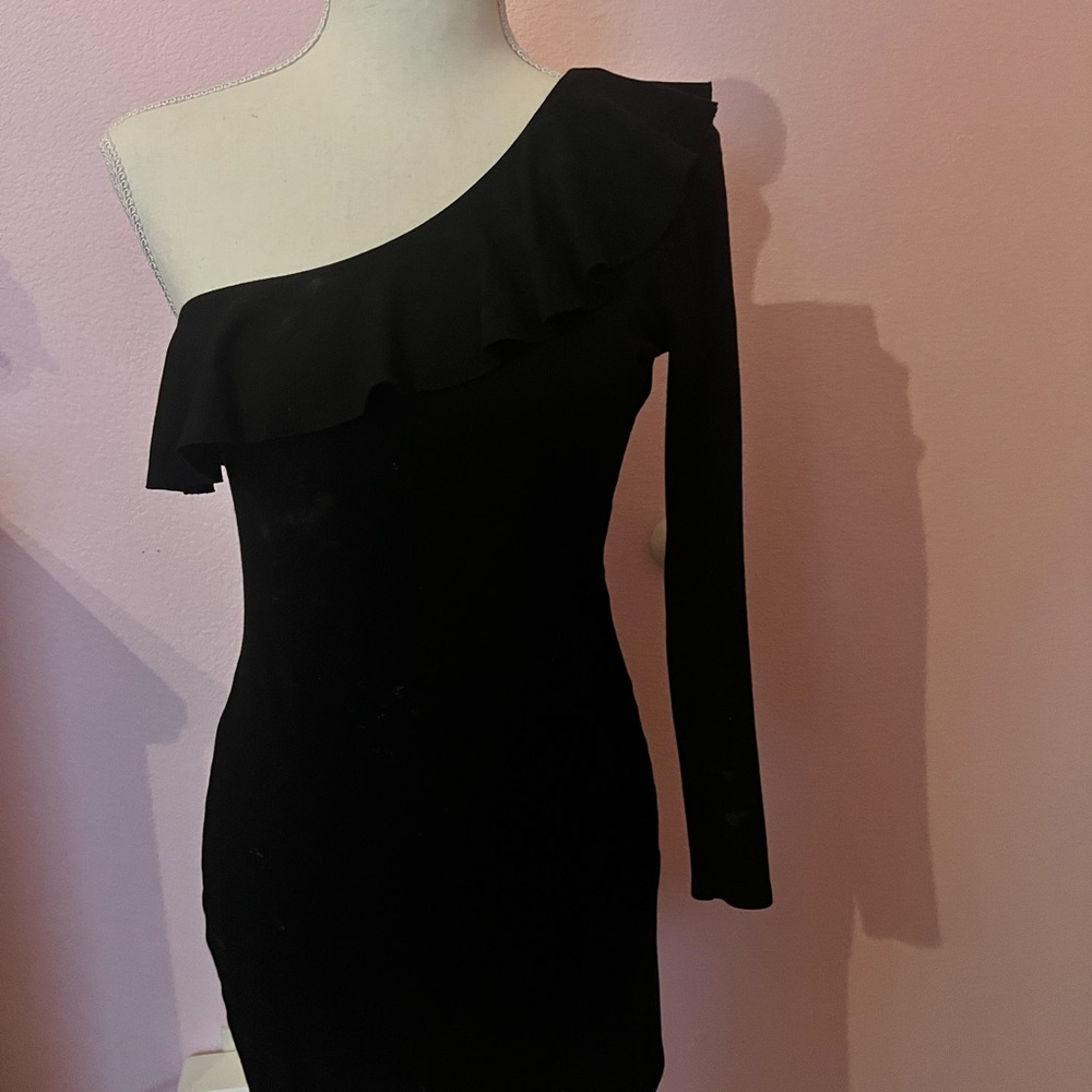 H&M Elegant Black One-Shoulder Dress Size 4 (can fit a 00 or 0 size)